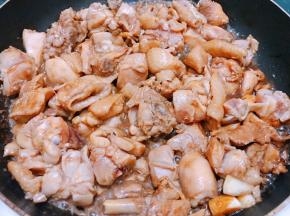 翻炒至变色后，加入小半碗清水盖上锅盖焖几分钟