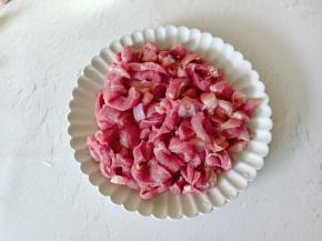 猪肉去除筋膜，切成长条。