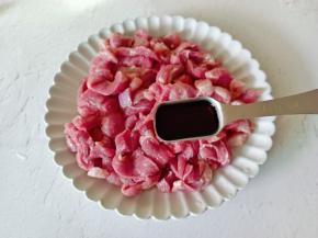 加入生抽一勺。