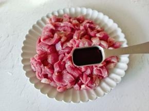 加入生抽一勺。