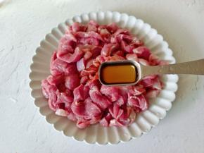 加入料酒一勺。