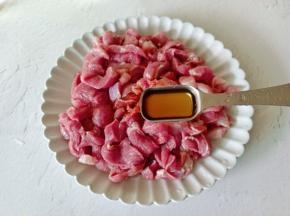 加入料酒一勺。