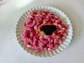 加入蚝油一勺。