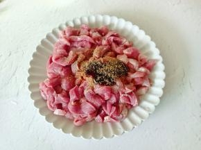 加少许的胡椒粉。