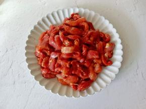 加入葱段，生姜丝搅拌均匀腌制15分钟。