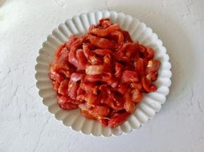 加入葱段，生姜丝搅拌均匀腌制15分钟。