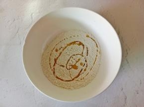 酥肉粉加适量的食用油。