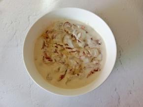 酥肉粉加适量的清水和成面糊，把腌好的猪肉条裹一层。