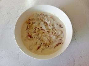 酥肉粉加适量的清水和成面糊，把腌好的猪肉条裹一层。