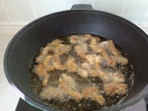 锅里放食用油，筷子放入周围冒小泡，下猪肉条炸至两面金黄捞出。