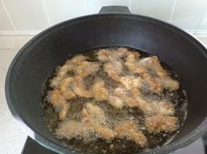 锅里放食用油，筷子放入周围冒小泡，下猪肉条炸至两面金黄捞出。