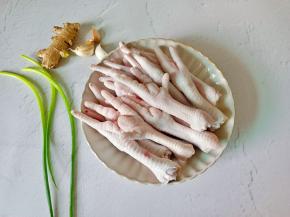 准备肉质厚一点的凤爪。