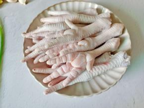 用剪刀把凤爪的指甲剪掉。