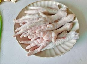 用剪刀把凤爪的指甲剪掉。