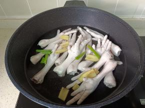 凤爪冷水下锅加生姜片，葱段。