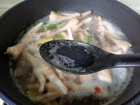 开大火焯水，焯水期间撇去浮沫。