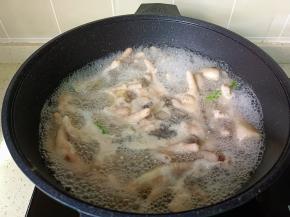 焯水大约两分钟左右，捞出洗净沥干水分。