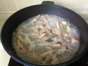 焯水大约两分钟左右，捞出洗净沥干水分。