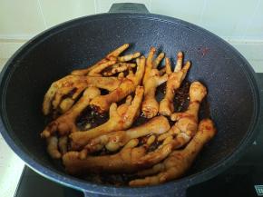 开大火将调味料翻炒均匀。