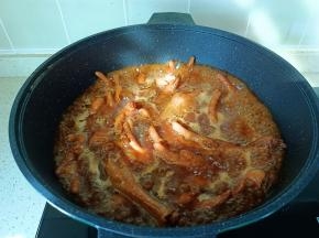 开大火炖煮半小时。