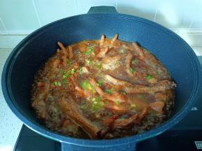 炖煮到鸡爪软烂，轻松脱骨即可，出锅前撒的葱花提香。