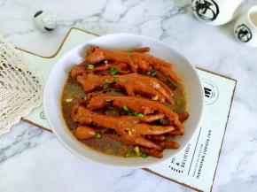 炖好的凤爪轻轻松松就可以脱骨，软糯鲜美！