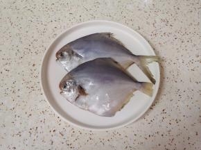 鲳鱼去除鱼鳃和内脏清洗干净。 