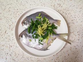 将小葱和生姜切碎，放在切面上。 