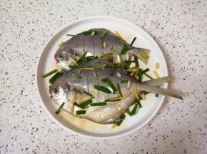 加入料酒、酱油和盐，均匀的涂抹在鲳鱼上面，腌制一个小时，中间给鱼“按摩”两次。 
