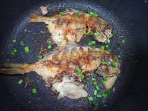 煎至两面金黄，撒上辣椒粉、孜然粉和葱花。 