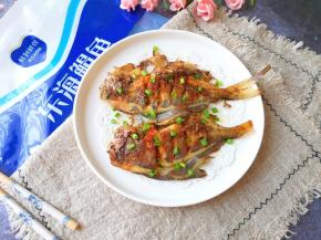 香煎鲳鱼出锅。 