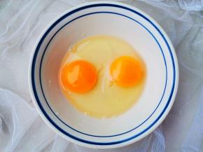 鸡蛋磕入碗中，