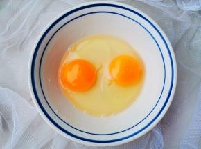 鸡蛋磕入碗中，