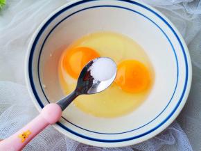 加一点点盐打散。