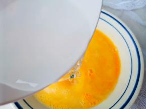 加入1.5蛋液的温水，搅匀过筛一遍。