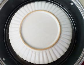 蒸锅上汽后，放入水蒸蛋，倒扣一个盘子，中火蒸8分钟，焖5分钟。