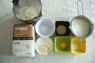 准备材料。夏天建议用冰牛奶、用冰袋控制打面温度。