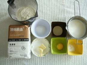 准备材料。夏天建议用冰牛奶、用冰袋控制打面温度。