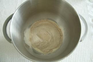 除了盐、黄油，其余材料放入打面桶。酵不与糖接触。牛奶预留10-20克看成团情况加。