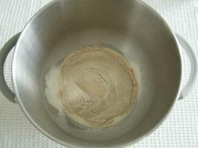 除了盐、黄油，其余材料放入打面桶。酵不与糖接触。牛奶预留10-20克看成团情况加。