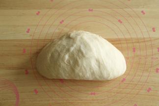 收圆的面团放入盆中，盖上挤干水分的发酵布，室温醒发30分钟。醒发好取出，轻轻折叠排气。