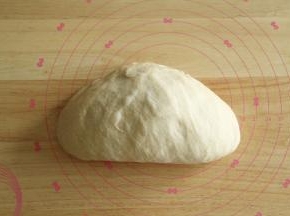 收圆的面团放入盆中，盖上挤干水分的发酵布，室温醒发30分钟。醒发好取出，轻轻折叠排气。