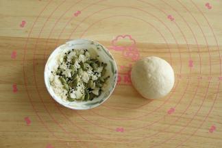 表面装饰材料混合（可以加点燕麦片），取一个面团，滚圆。