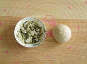 表面装饰材料混合（可以加点燕麦片），取一个面团，滚圆。