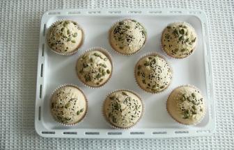 发酵到手指轻按表面，缓慢回弹即可。快发酵完成，提前取出预热烤箱上下180度。