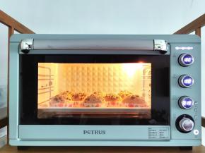 放入预热好的烤箱中层偏下，上下180度，烤20分钟，上色满意及时加盖锡纸。