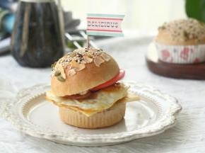 想吃汉堡，冷凉期间，煎个蛋，煎个香肠，把自己喜欢的材料准备一下。切开组装一下，记得加上自己喜欢的番茄酱或者沙拉酱哟！