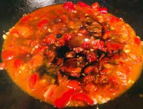 放入番茄大火快速翻炒出汤汁添加适量清水放入调味料一品鲜酱油、蚝油、陈醋、糖大火烧开