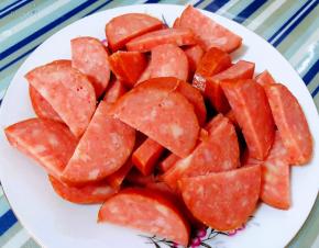 香肠切成大小均匀的片状