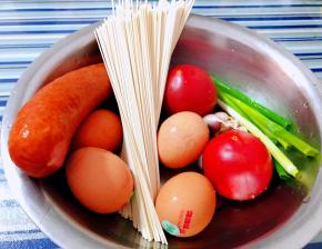 准备原材料鸡蛋、番茄、香葱、面条、蒜、香葱